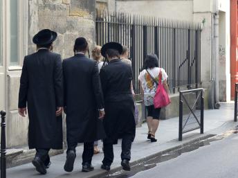 Judeus ortodoxos caminham pelas ruas de Paris.